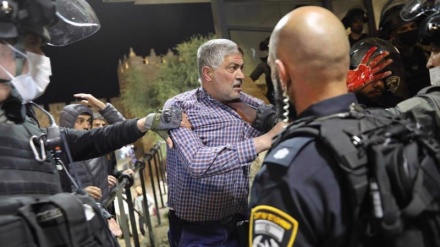 Al Quds, la terza notte di scontri tra forze sioniste e fedeli palestinesi
