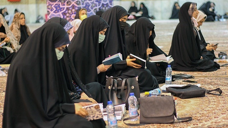 Warga Iran menggelar doa bersama pada malam ke-19 Ramadan, Rabu (20/4/2022) malam.