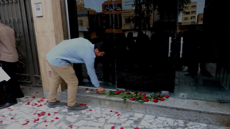 دانشجویان با اهدای گل به کنسولگری افغانستان در زاهدان بر همبستگی دو ملت تاکید کردند