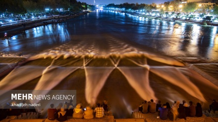 Зояндаруд дарёсининг тунги манзаралари (видео)