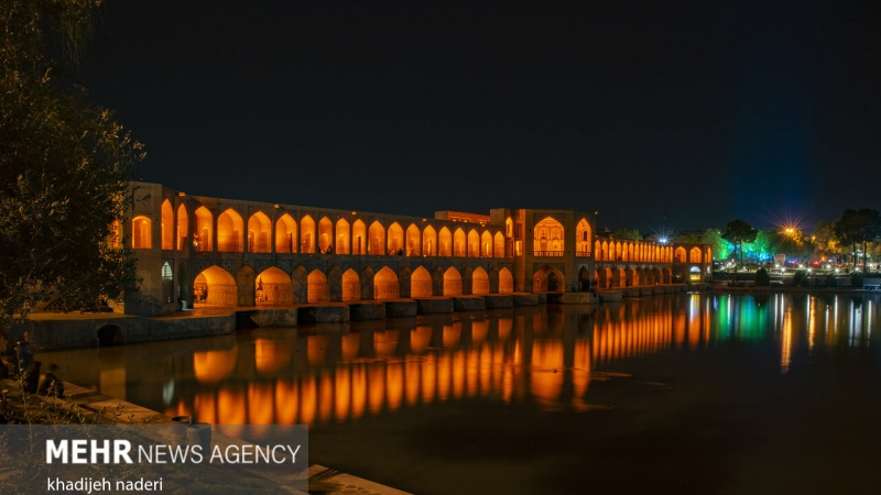 Netët e bukura pranë lumit Zajanderud në Esfahan të Iranit