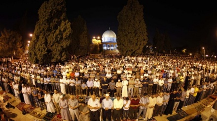 Palestinians hold massive prayers despite crackdown