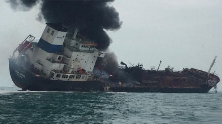 香港海岸附近一艘油轮发生爆炸；7人死伤