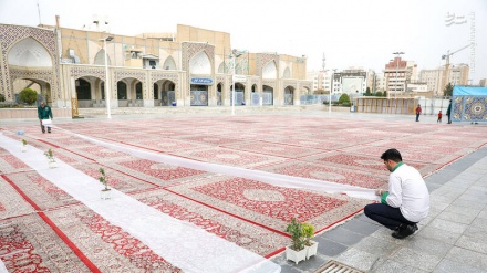 (FOTO) I fedeli all'Iftar davanti al mausoleo Imam Reza (as) - 1