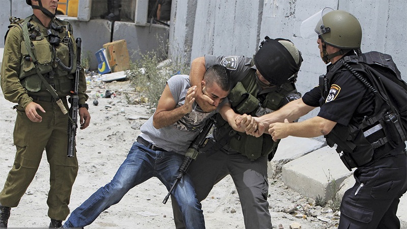 Pasukan rezim Zionis menangkap warga Palestina.