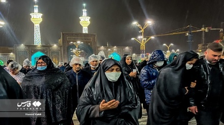 (FOTO) Ramadan, fedeli sotto la pioggia a Mashhad - 2