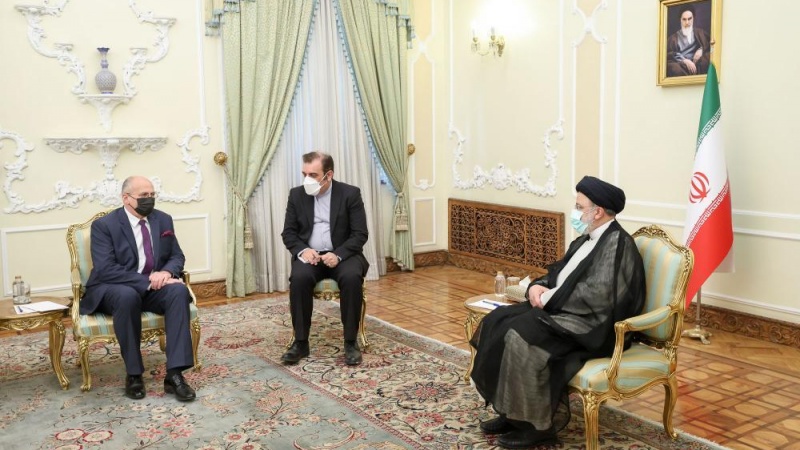 ライースィー・イラン大統領とポーランドのラウ外相