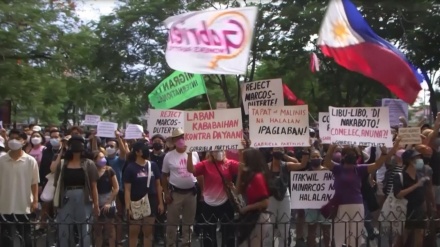 Ratusan Warga Filipina Unjuk Rasa di KPU