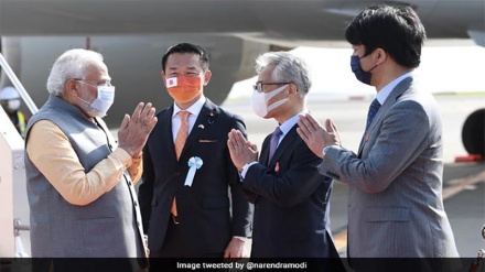 भारत के प्रधानमंत्री के जापान पहुंचने पर कौन-कौन से नारे लगे?