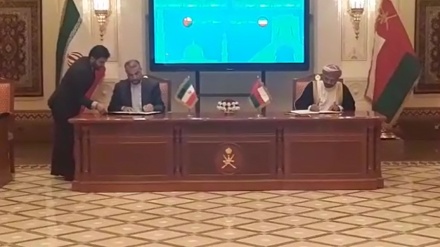 イランとオマーンが協力合意書に調印