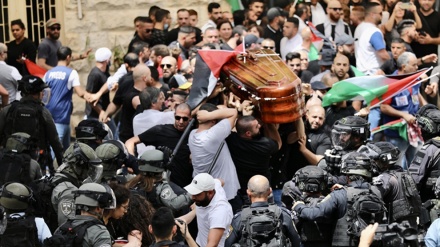  Israeli forces attack, beat Palestinian mourners in journalist’s funeral 