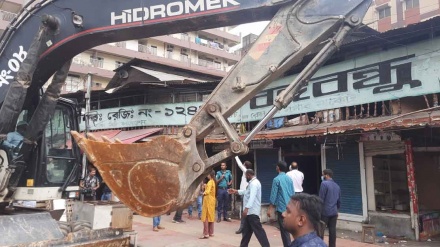 ভেঙে দেওয়া হচ্ছে গুলিস্থানের হকার্স মার্কেটের অবৈধ দোকান