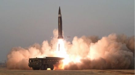 韓国軍「北朝鮮がミサイル３発発射」、日本「EEZ外にすでに落下」
