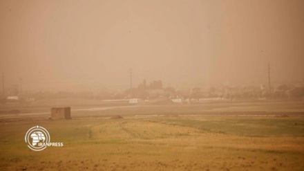 イラン西部ケルマーンシャーに大量の砂塵が飛来