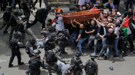 犹太复国主义者对巴勒斯坦记者的葬礼进行野蛮袭击