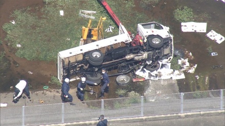 広島でクレーン付きトラックが人工池に転落、作業員2人が死亡