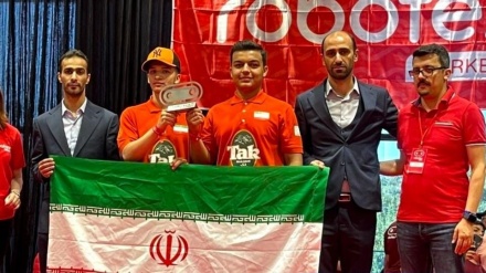 伊朗学生获得世界机器人大赛第一名