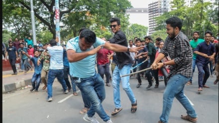  ছাত্রদলের নেতা-কর্মীদের ওপর ছাত্রলীগের হামলা: সংঘর্ষ ধামানোর চেষ্টা করে নি পুলিশ