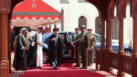 Presidente Raisi nell'Oman, l'accoglienza ufficiale all'aeroporto di Mascate + VIDEO