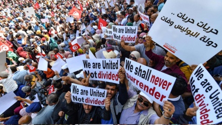 Tunisia, i manifestanti chiedono il ritorno alla democrazia
