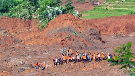インドネシアの金鉱山で地すべりにより、女性12人が死亡