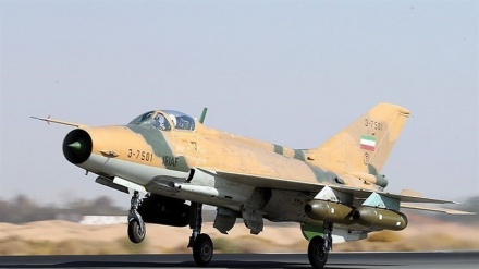一架战斗机在伊朗伊斯法罕坠毁