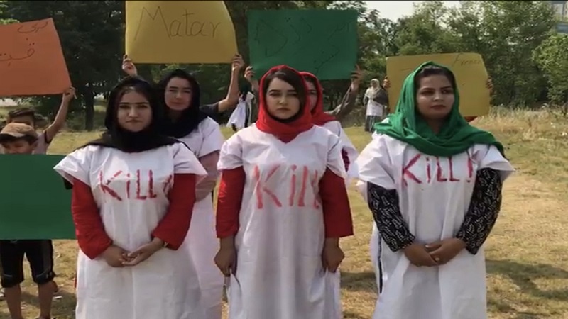 پناهجویان معترض افغان در پاکستان کفن پوش شدند