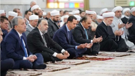 (FOTO) Siria, Assad in preghiera nelle celebrazioni di Eid al Fitr