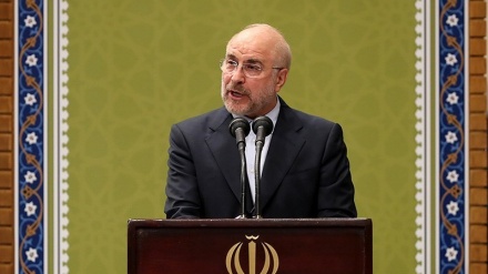 伊朗议长向伊朗最高领袖汇报议会过去两年工作