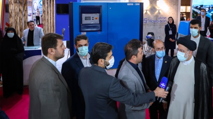 伊朗总统参观伊朗石油、天然气和石化设备展览会