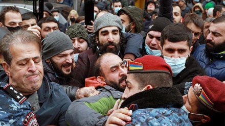 Ermənistoni i minnə vəziri muxalifon eteroz aksiya dəvom kardeydə.