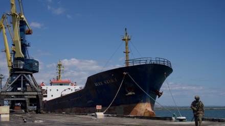 ウクライナ南東部マリウポリから、ロシア軍の制圧以来初の貨物船が出航