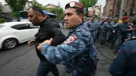 Ermenistan'da 400'ü aşkın protestocu gözaltında