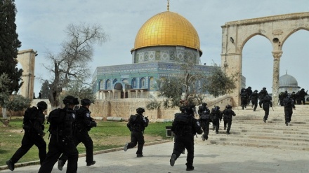 Al-Aqsa, i militari sionisti attaccano i palestinesi per far entrare i coloni nella moschea