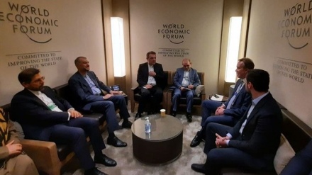 阿米尔·阿卜杜拉希扬在达沃斯与世界经济论坛主席会晤