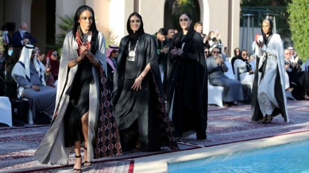 फैशन शो के लिए अब आपको पेरिस जाने की ज़रूरत नहीं, सऊदी अरब में रैंप पर उतरी मॉडल्स