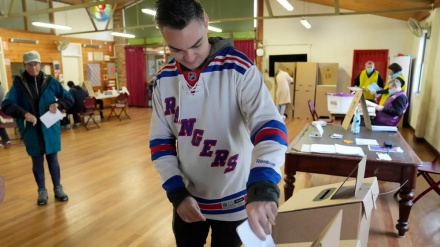  Main parties losing ground as Australians wait for election results 