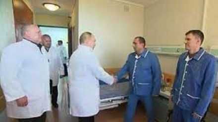 Ucraina: Putin visita i feriti in guerra 