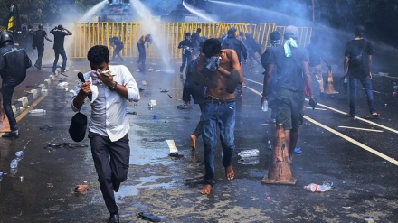 Sri Lanka, lacrimogeni contro manifestanti: proclamano lo stato di emergenza 