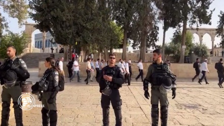 Tentara Zionis Serbu Masjid Al-Aqsa