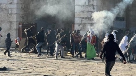 Шаҳарчаларда яшайдиган сионистлар Ал-Ақсо масжидига ҳужум қилди (видео)