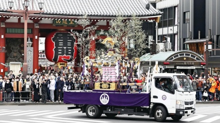 東京・浅草「三社祭」；3年ぶりに名物の「みこし担ぎ出し」が実施