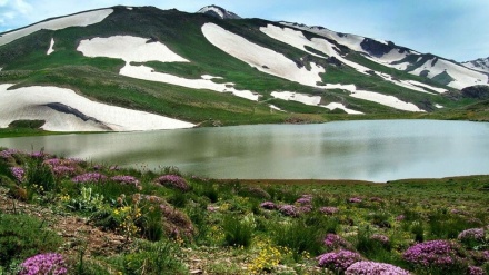 イラン北西部ボゼ・スィーナーの美しい春の雪景色