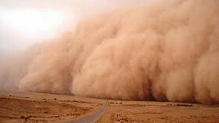 Tempesta di sabbia in Kuwait, il cielo si colora di arancione