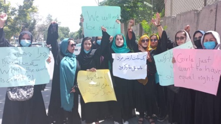 تجمع زنان در کابل در اعتراض به تعطیلی مدارس دخترانه در افغانستان