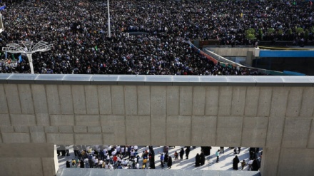 Клипе мутафовит аз иҷрои суруди «Салом фармондеҳ» дар майдони Шуҳадои Машҳади муқаддас