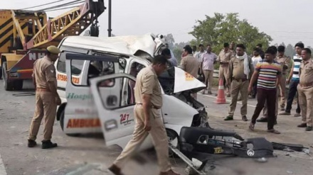 印度一救护车与卡车相撞致7人死亡 