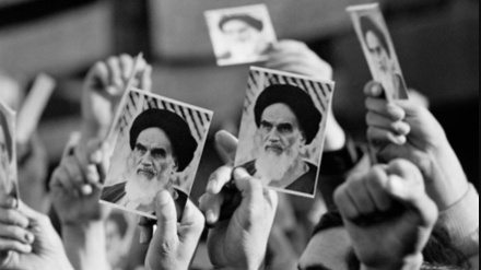 イランで、ホメイニー師逝去33周年記念日にちなんだ儀式の準備が進む