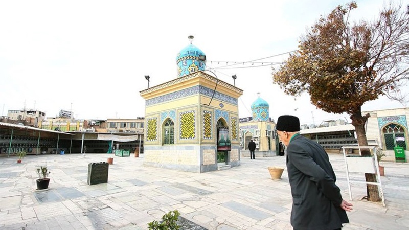 Makam Mirza Qomi di kota suci Qom