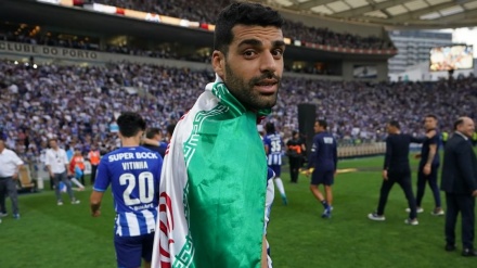 ポルトガル1部リーグでFCポルトが優勝、イランのターレミー選手がイラン国旗を背に表彰台へ